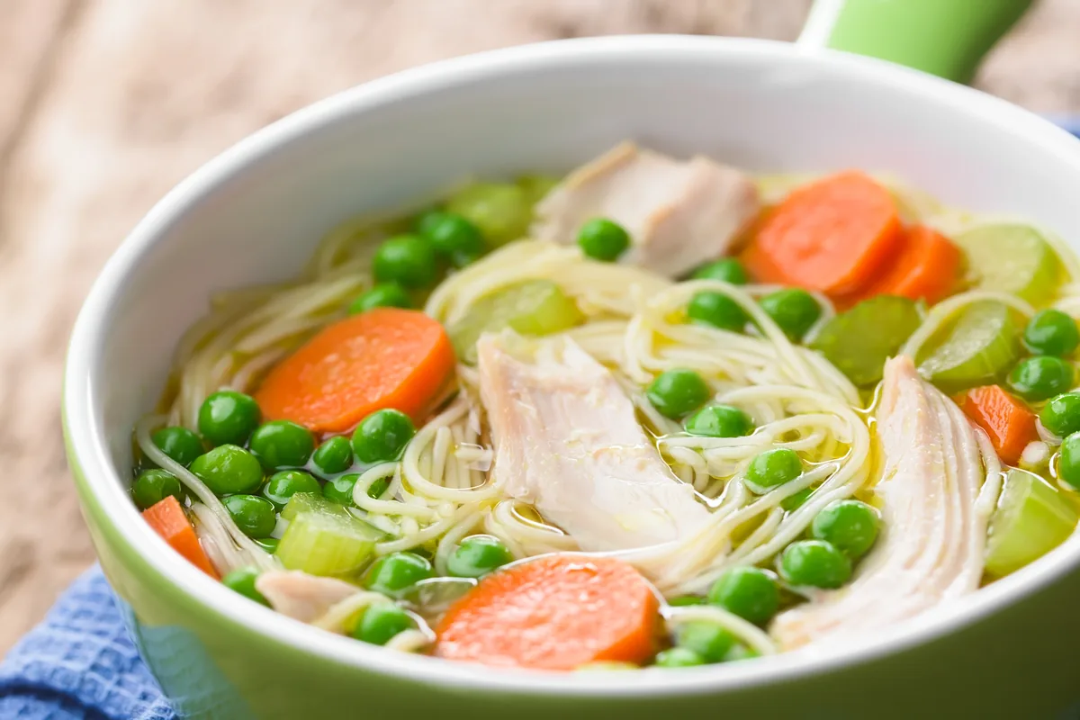 Hühnersuppe mit Nudeln und Gemüse