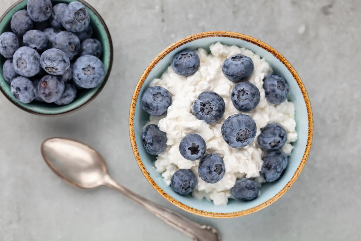 Hüttenkäse mit Blaubeeren und Mandeln