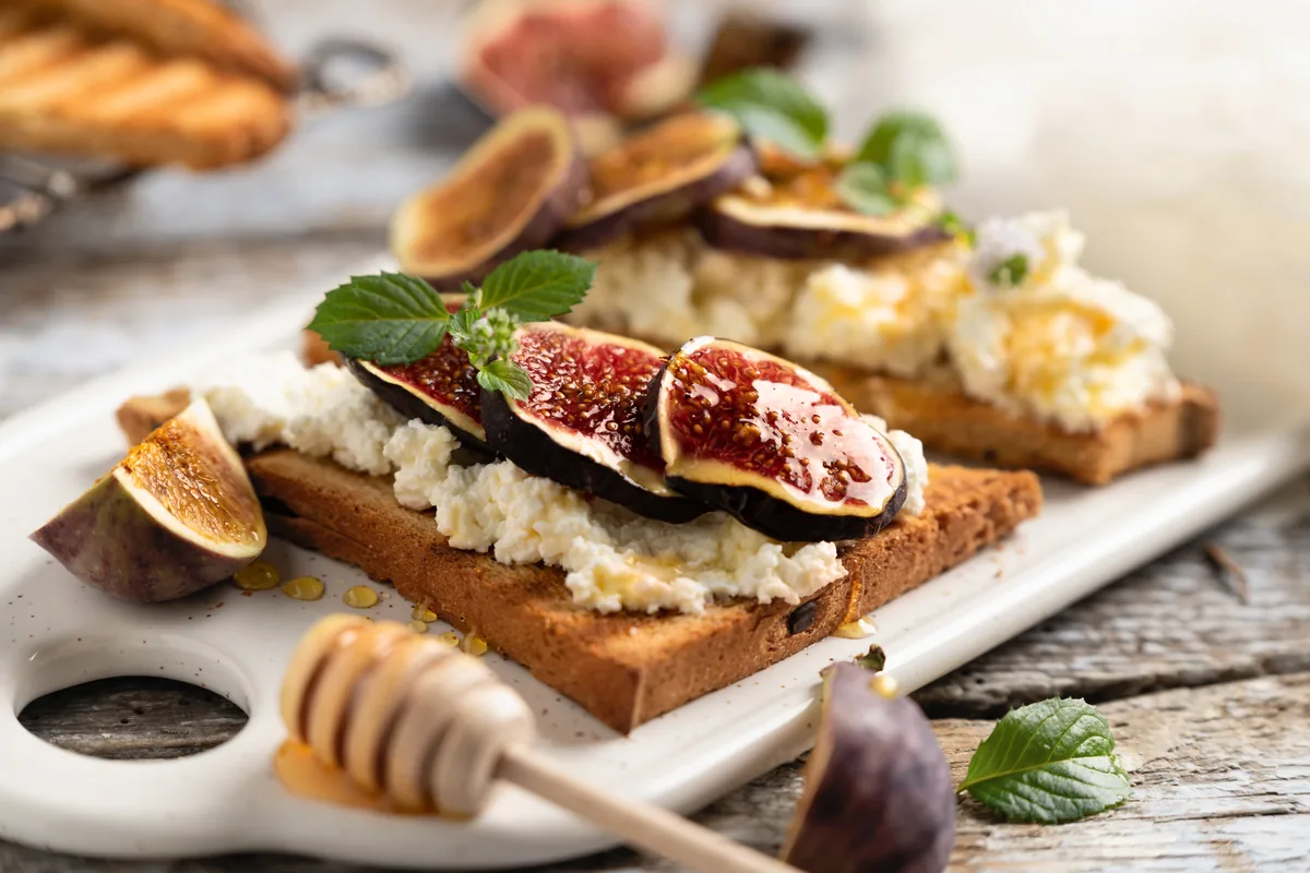 Hüttenkäse-Toast mit Feigen und Honig