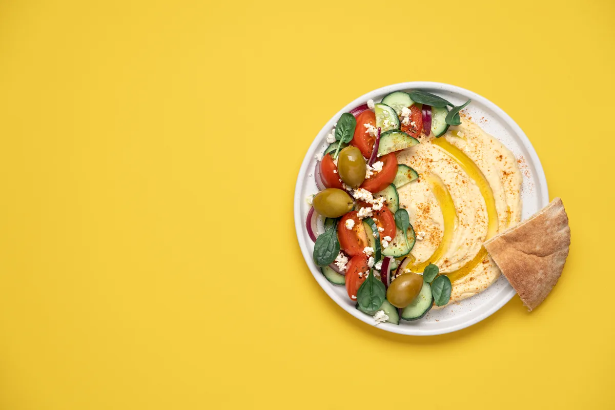 Hummus-Teller mit Salat und Pita
