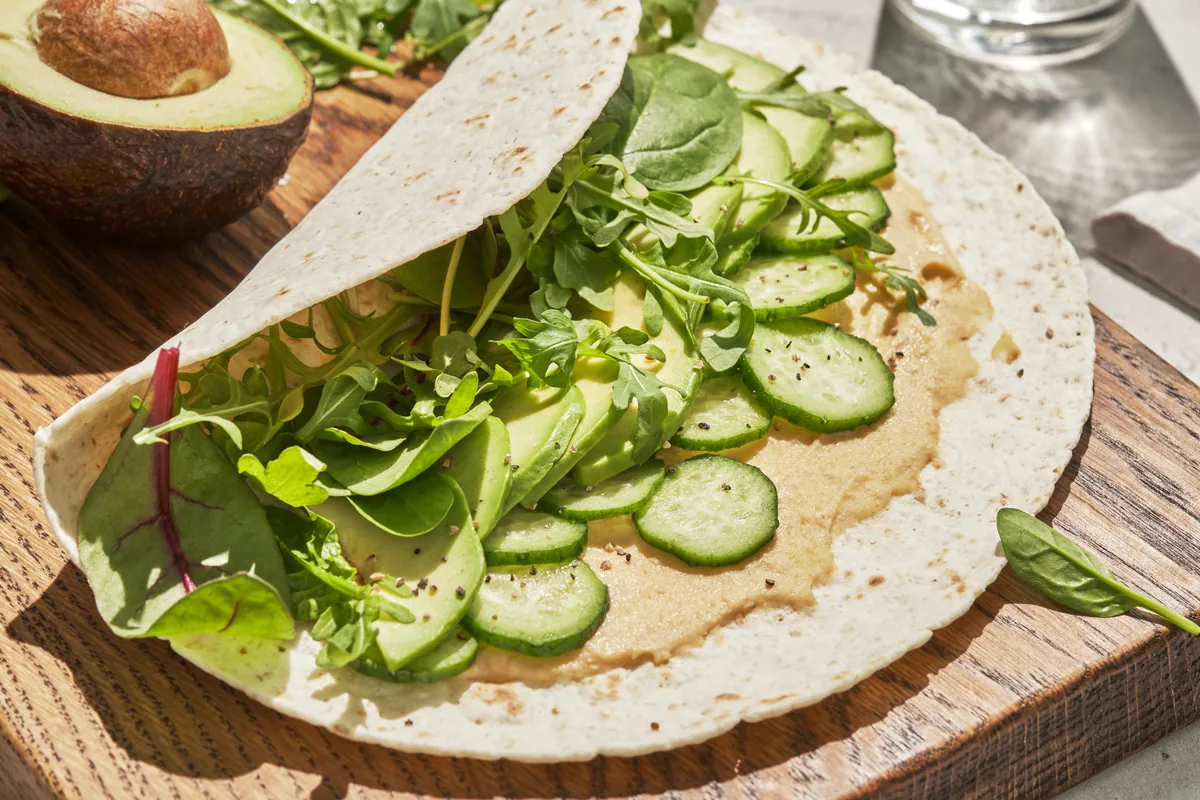 Hummus-Wrap mit Gemüse