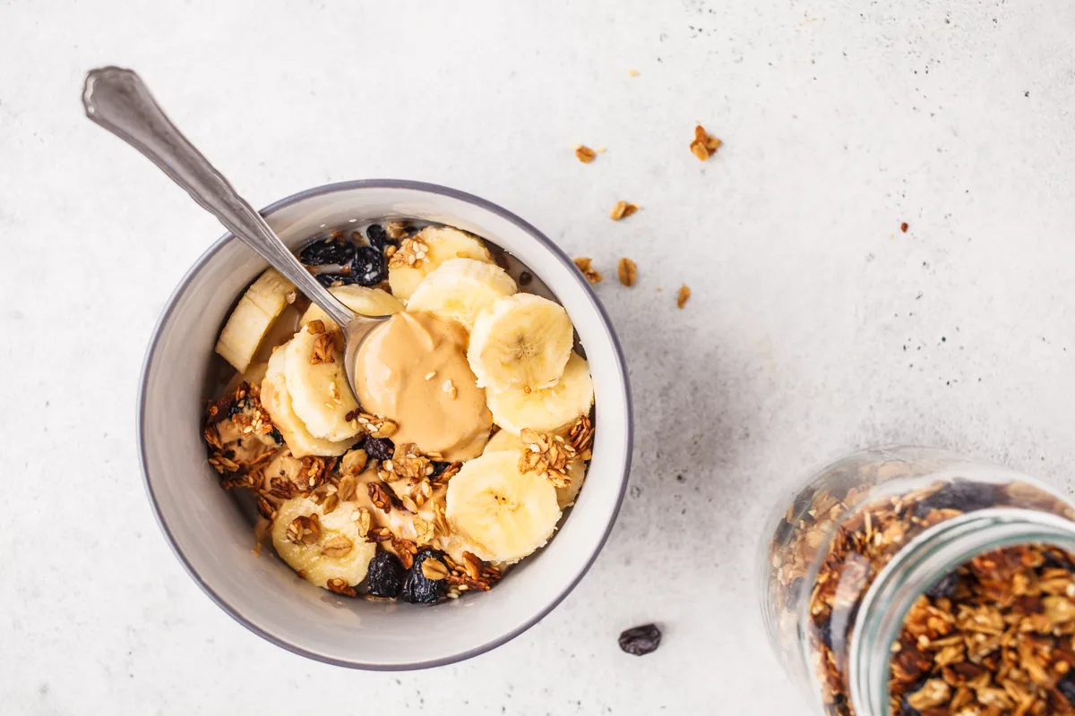 Joghurt-Bowl mit Banane und Erdnussmus