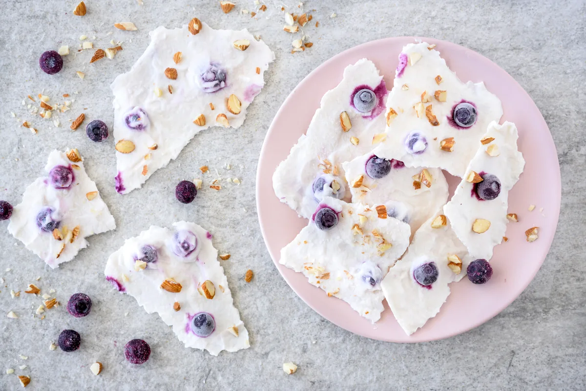 Gefrorene Joghurt-Bark mit Blaubeeren