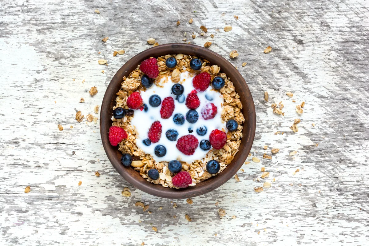 Joghurt mit Granola und Beeren
