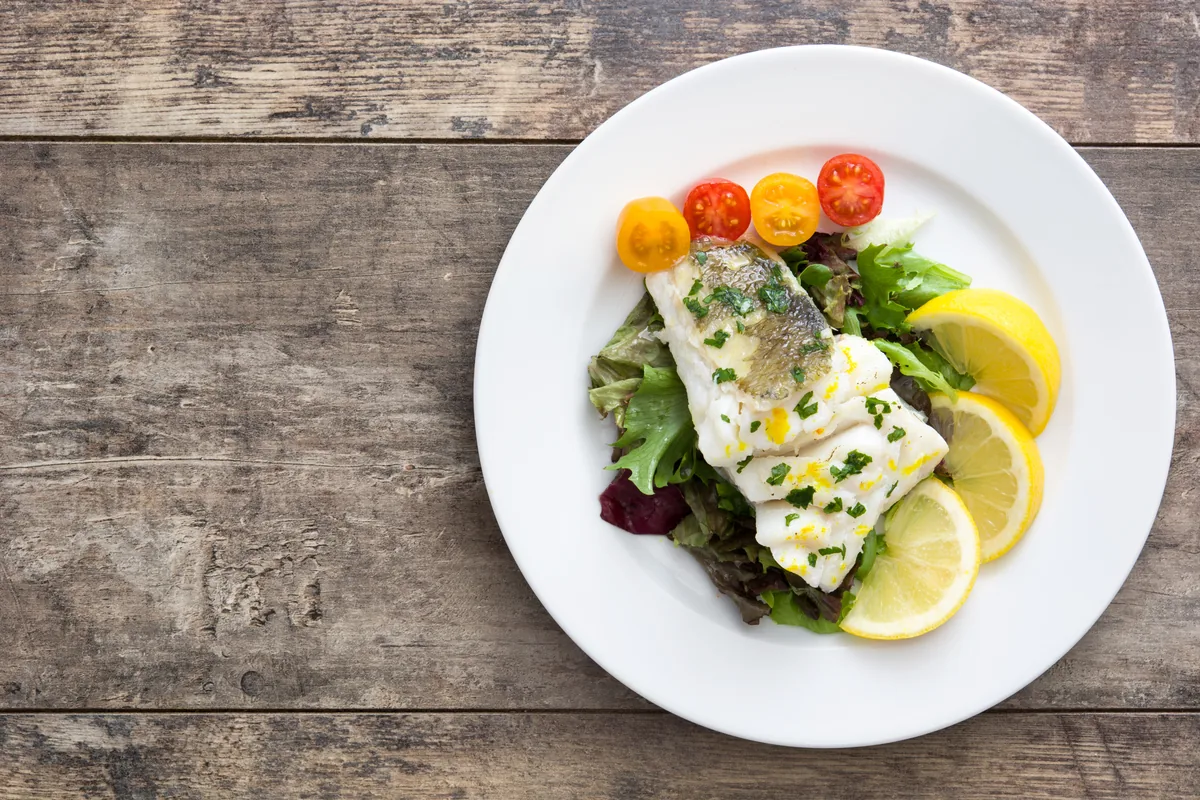 Gebratener Kabeljau mit Salat