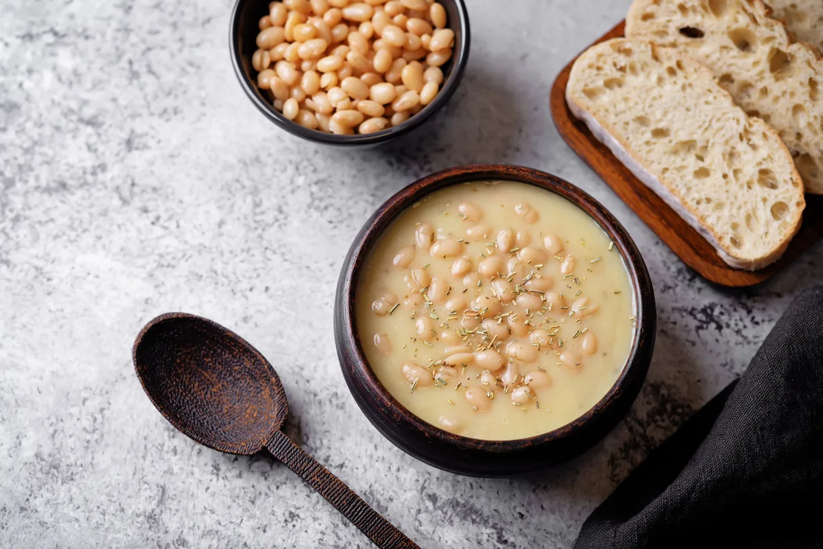Kartoffelsuppe mit weißen Bohnen und Rosmarin