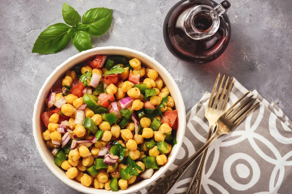 Kichererbsensalat mit Paprika und roter Zwiebel
