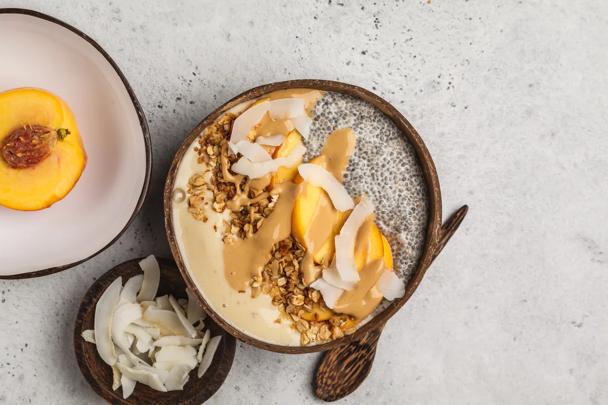 Kokos-Bowl mit Nektarine und Chia