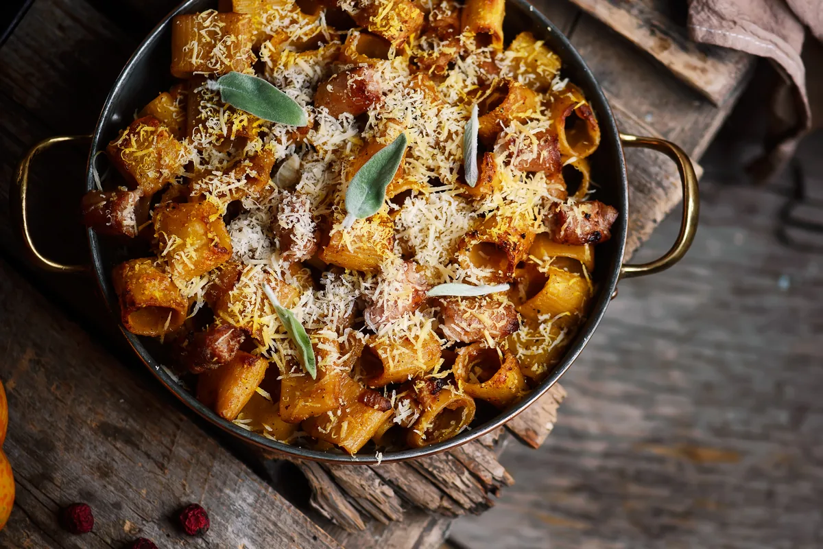 Kürbis-Pasta-Auflauf mit Salsiccia und Salbei