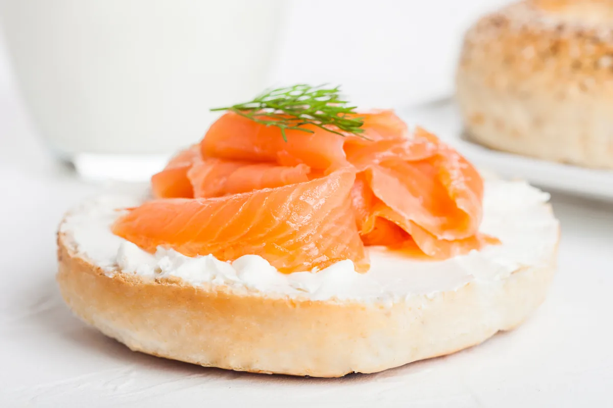 Bagel mit Räucherlachs und Frischkäse
