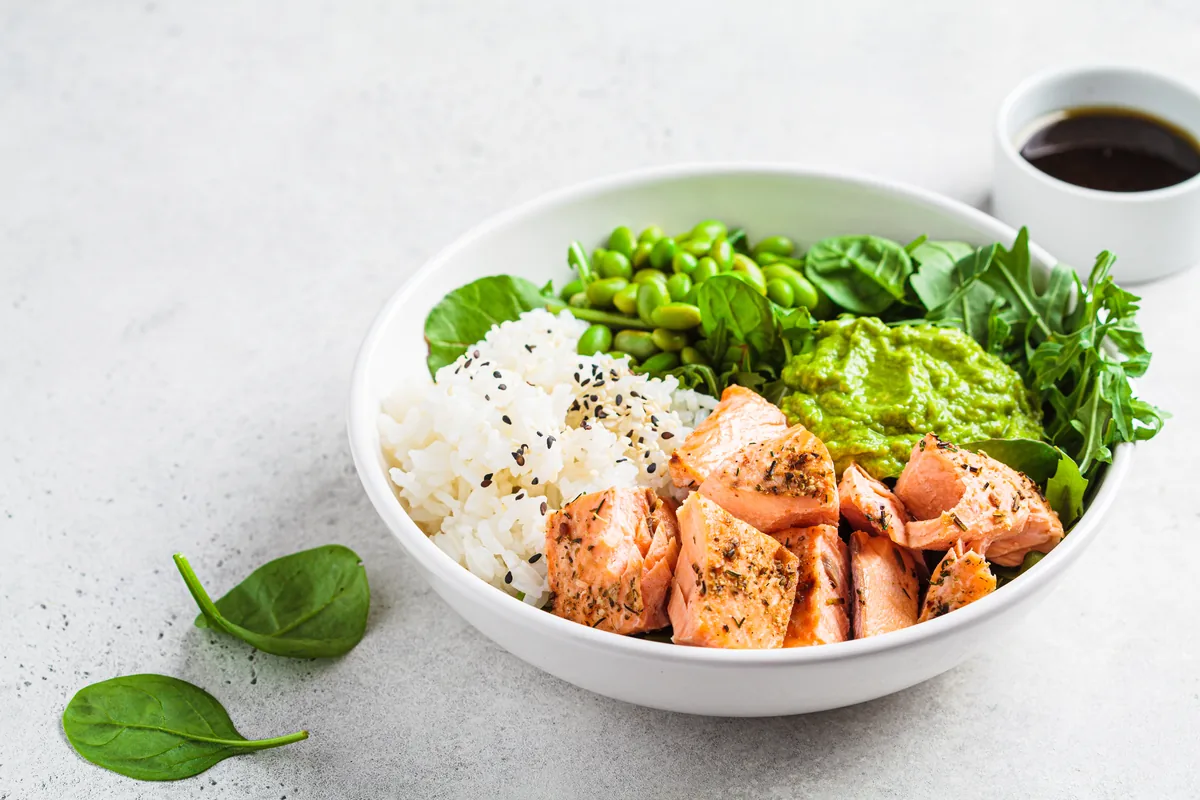 Lachs-Bowl mit Reis und Edamame