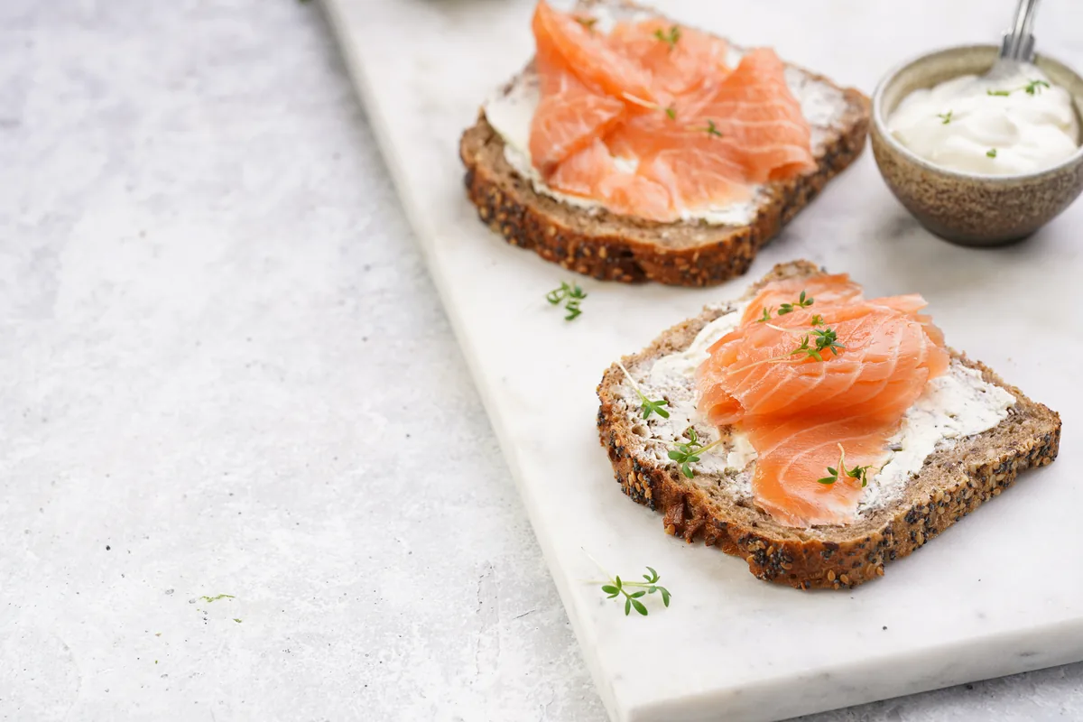 Vollkornbrot mit Frischkäse und Räucherlachs