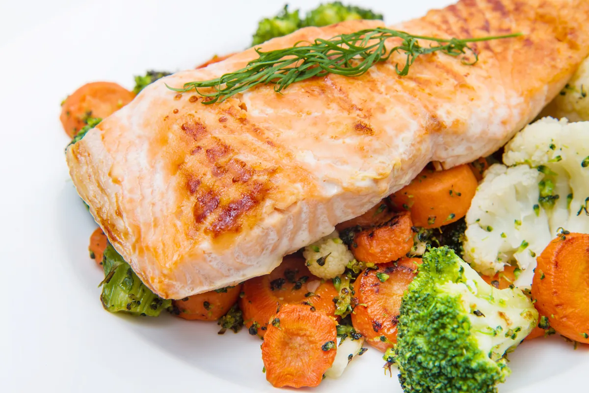 Lachs auf Brokkoli, Blumenkohl und Karotten