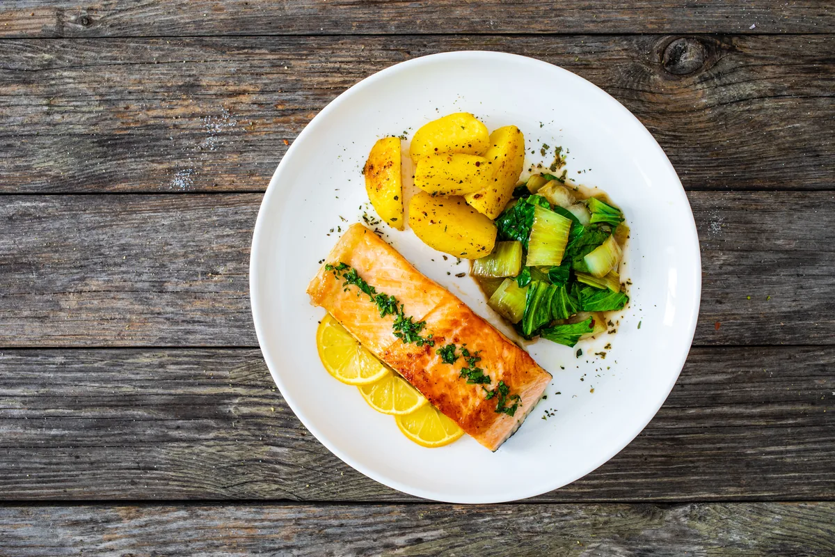 Lachs mit Kartoffeln und Spinat