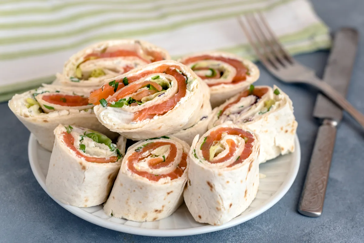 Pfannkuchenrollen mit Räucherlachs