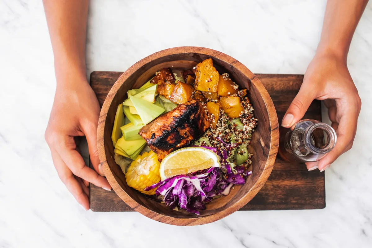 Lachs-Quinoa-Bowl mit Kürbis