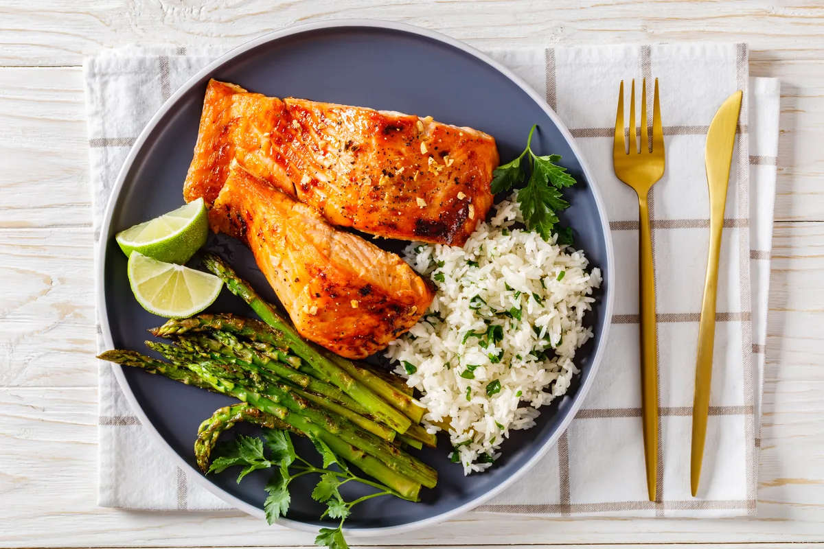Lachs mit Reis und grünem Spargel