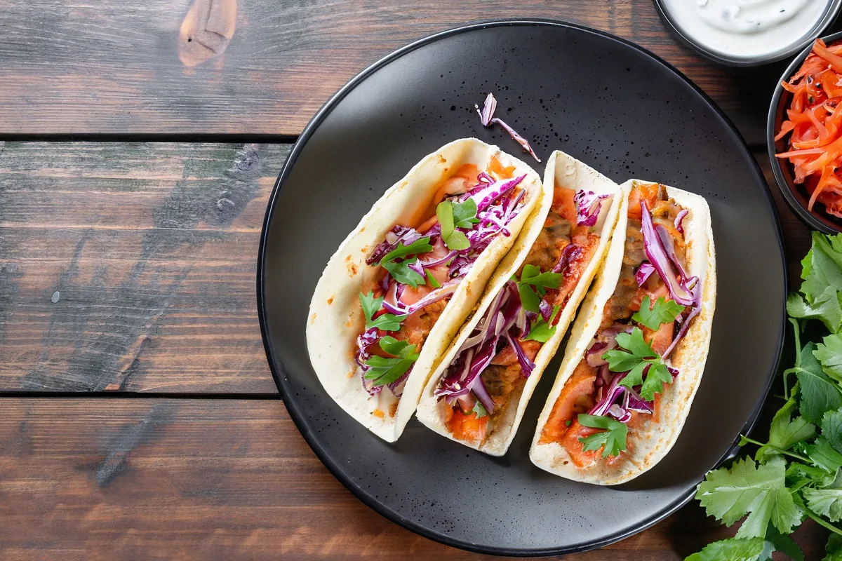 Lachs-Tacos mit Rotkohl