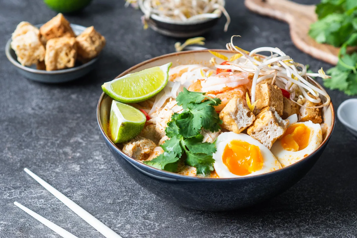 Laksa mit Hähnchen und Garnelen