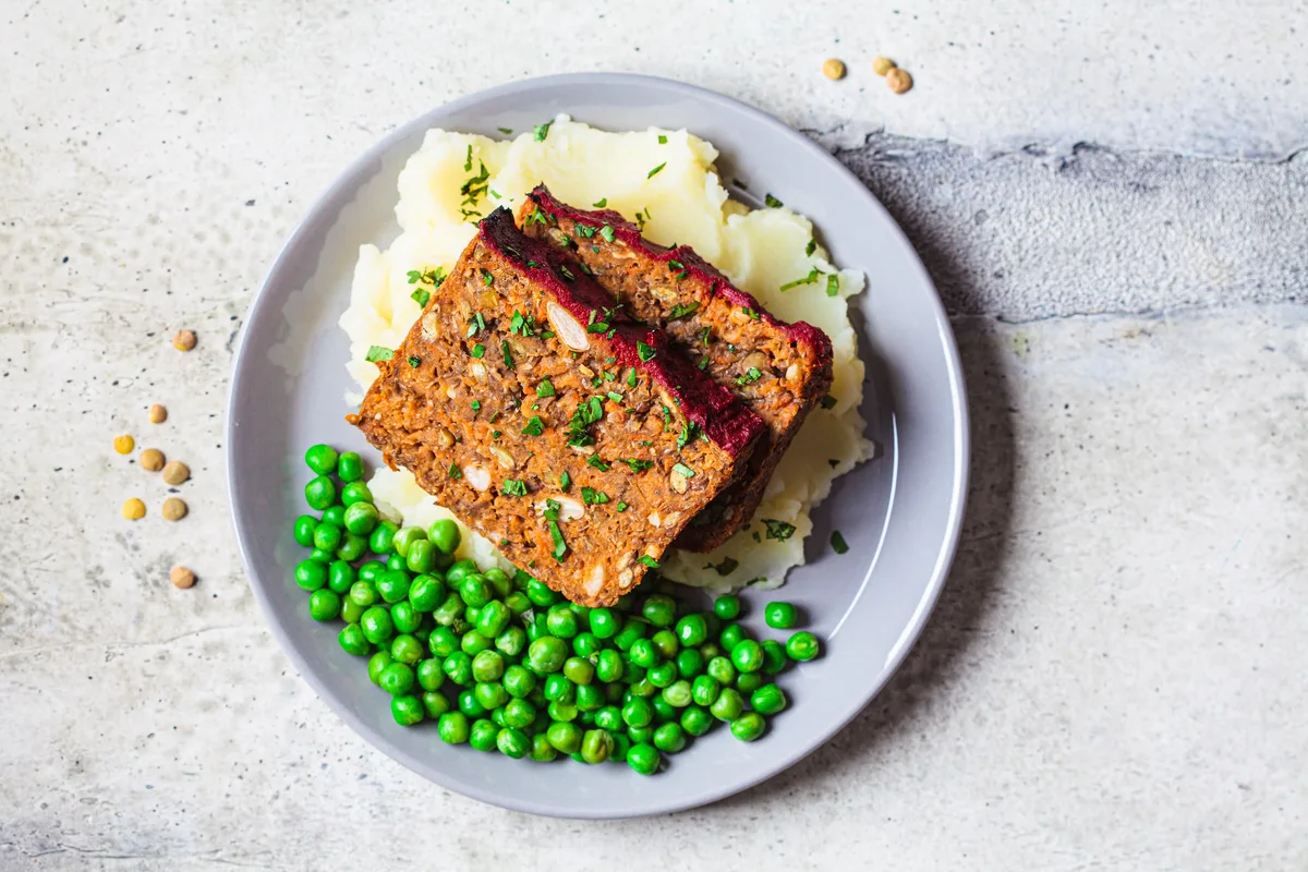 Linsenbraten mit Kartoffelpüree und Erbsen