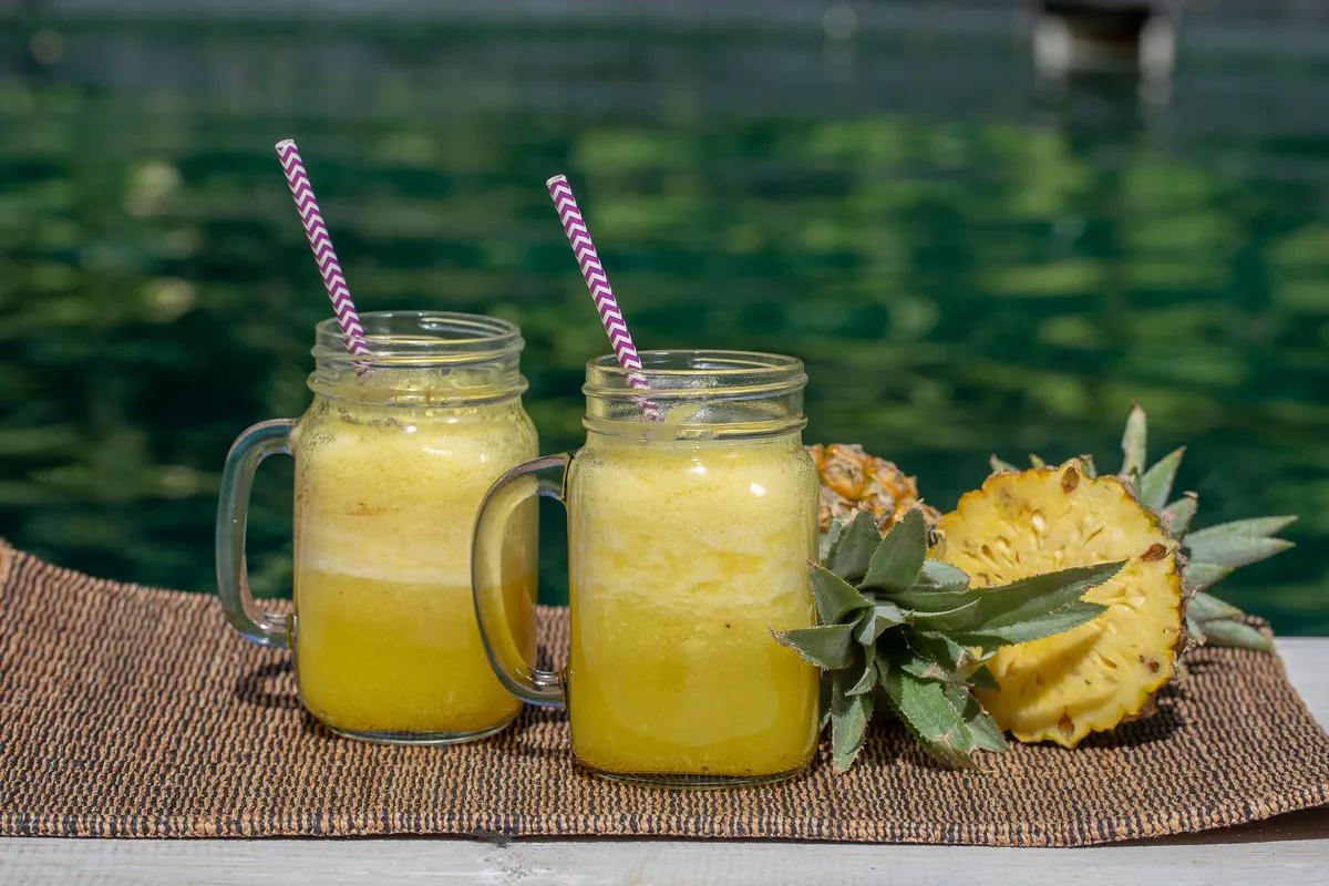 Mango-Ananas-Smoothie mit Kokosmilch