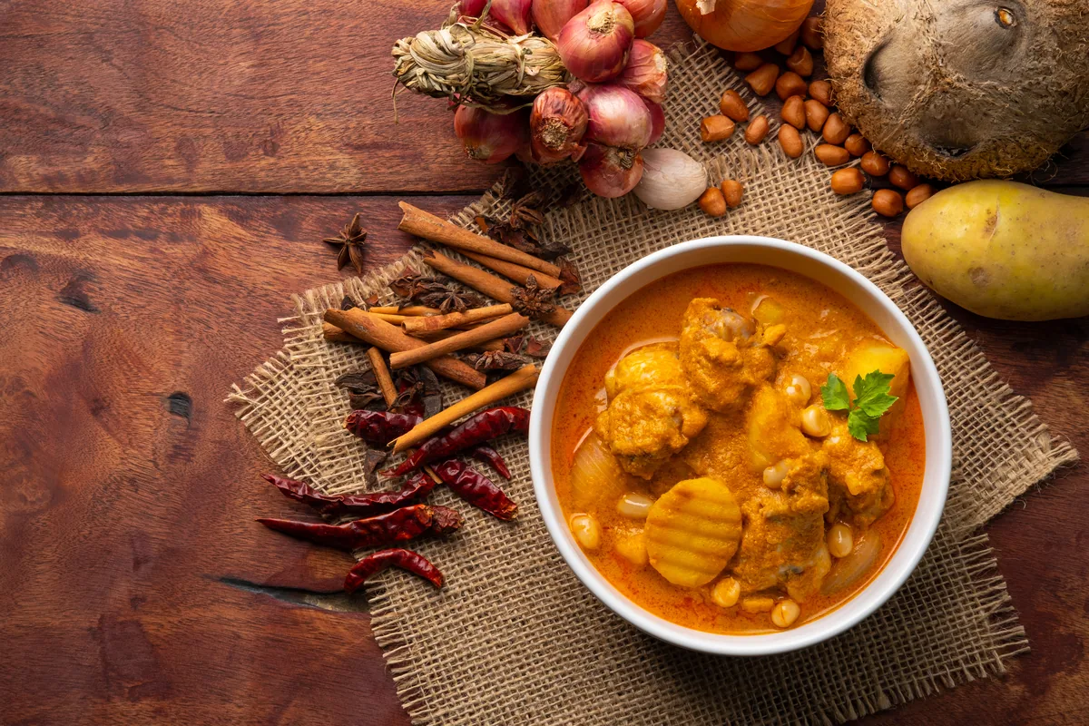Massaman-Curry mit Hähnchen und Kartoffeln