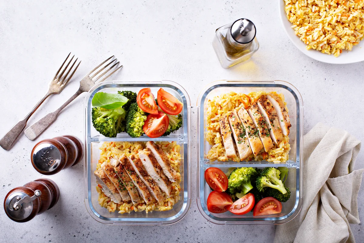 Meal-Prep-Bowl mit Hähnchen, Reis und Brokkoli