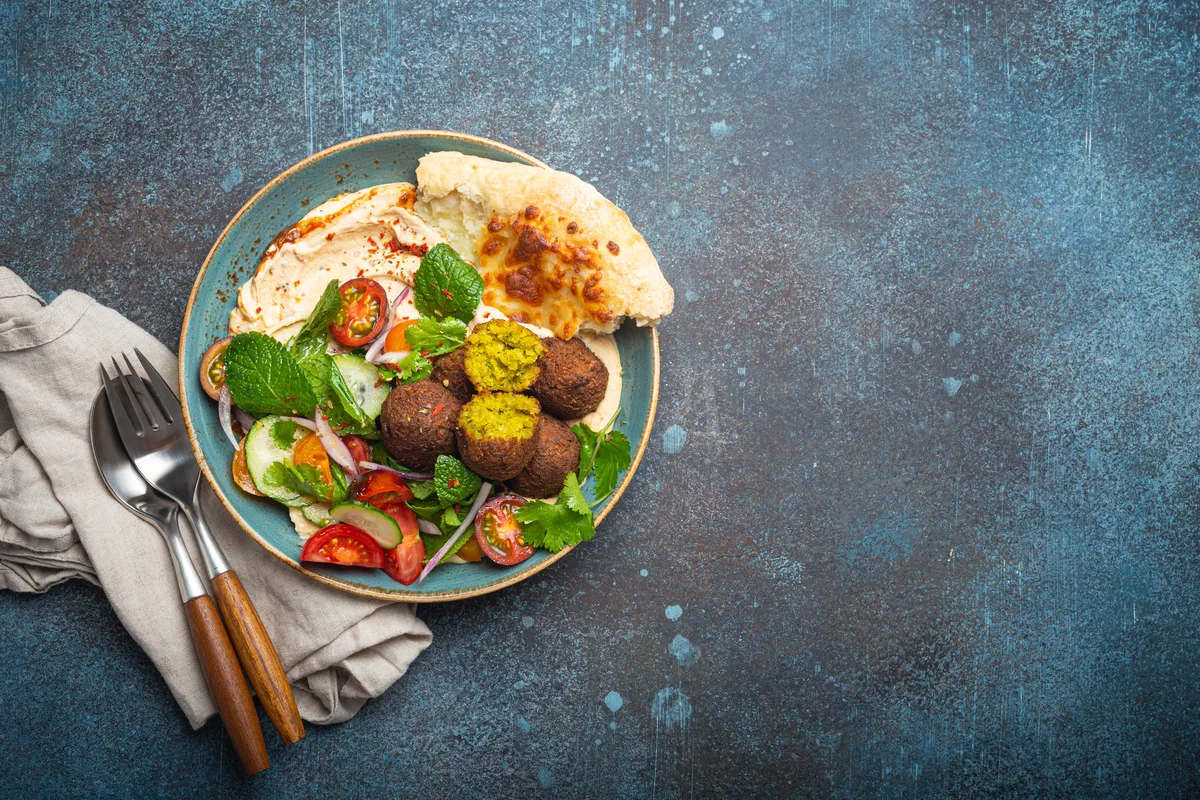 Mezze-Teller mit Falafel und Hummus