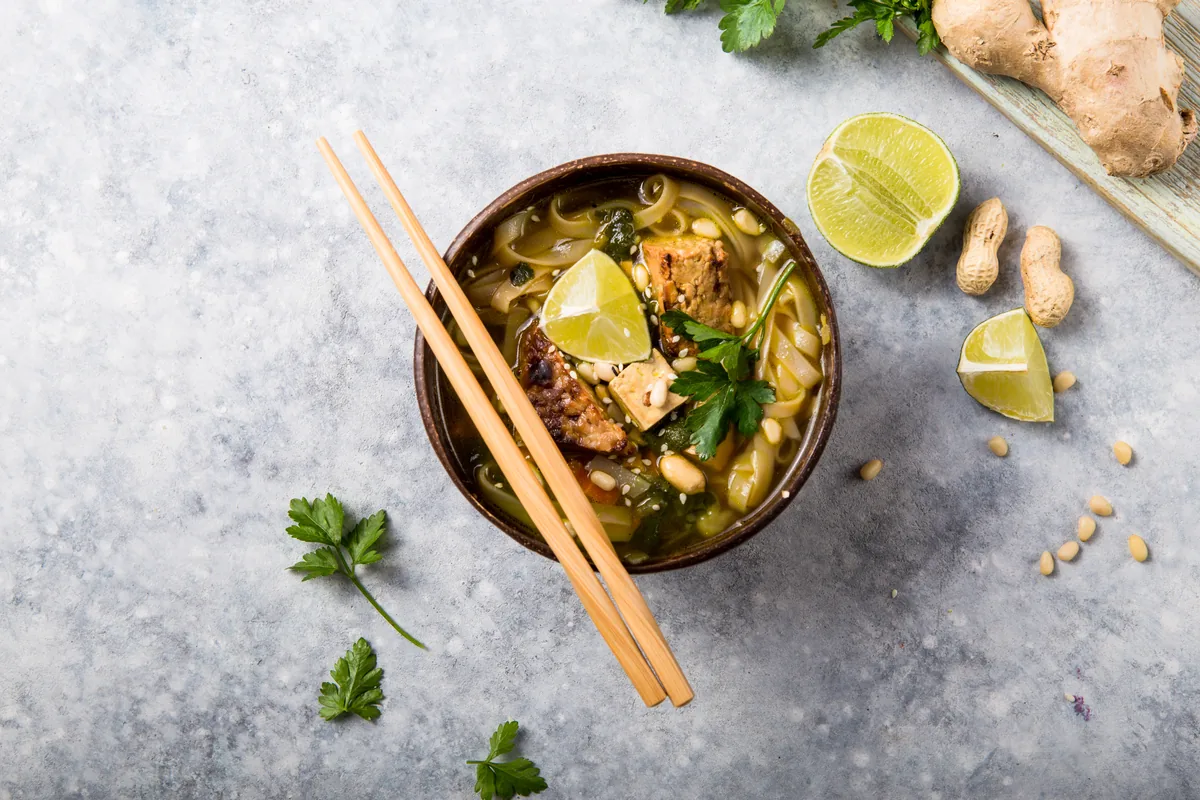 Miso-Ramen mit Tempeh und Pak Choi