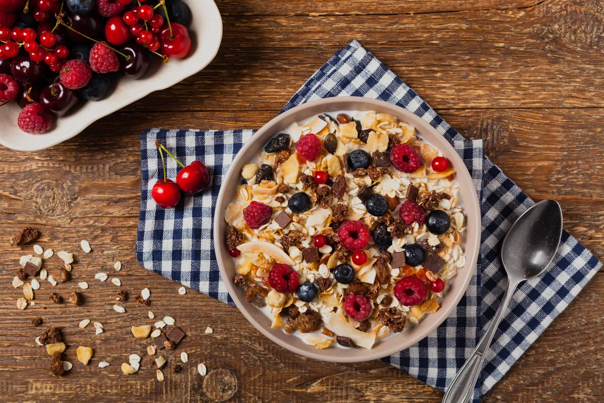 Müsli mit Milch und Beeren