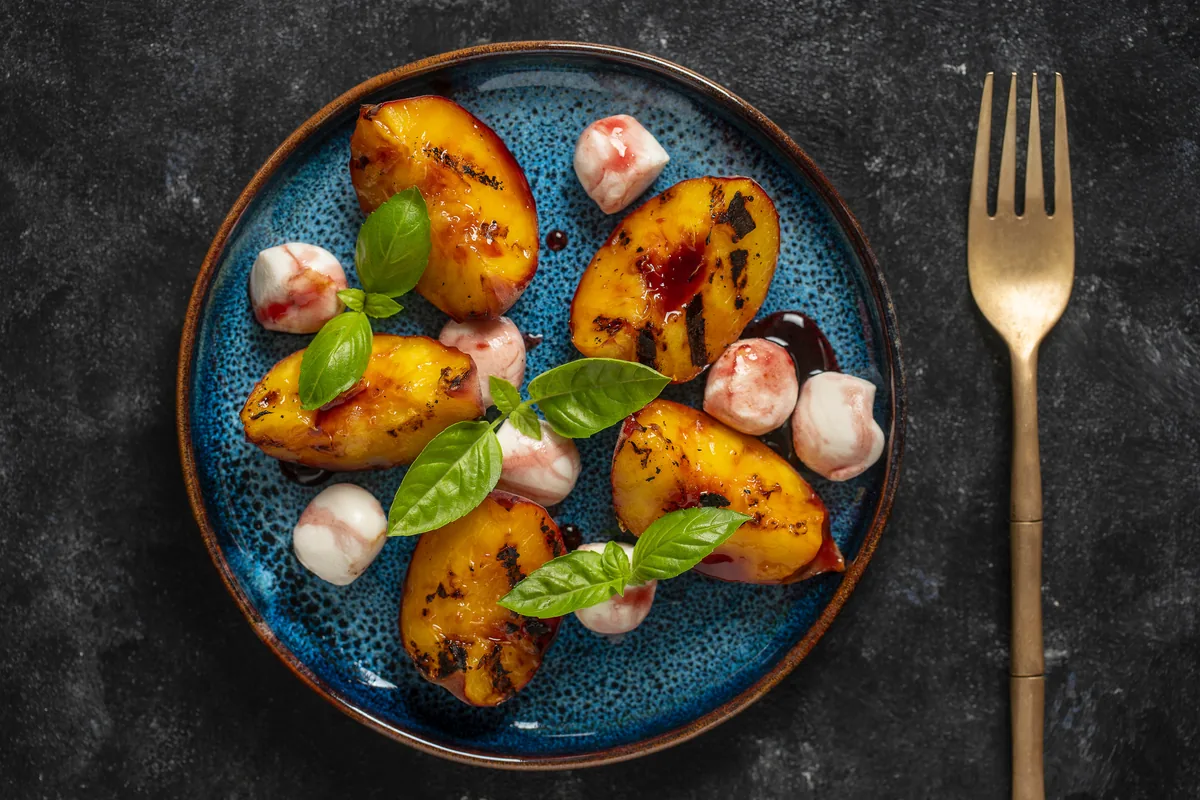 Gegrillte Nektarine mit Mozzarella und Basilikum
