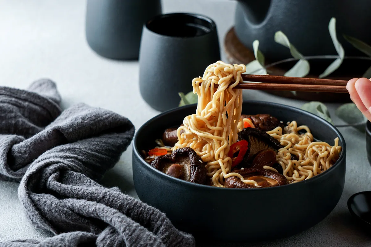 Asiatische Nudelsuppe mit Shiitake