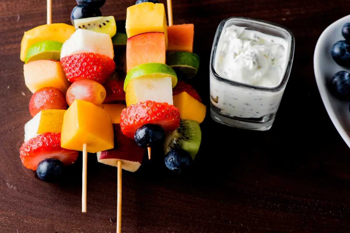 Obstspieße mit Joghurt-Dip