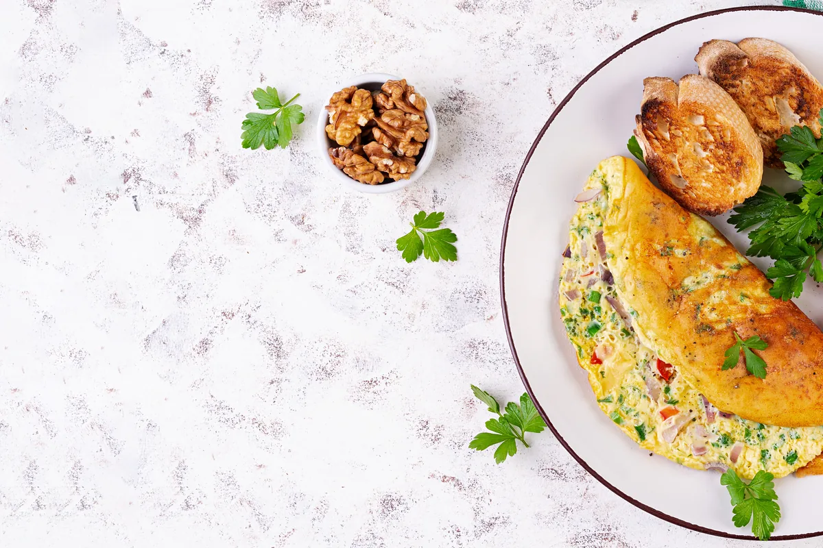 Omelett mit Tomaten, Käse und roter Zwiebel