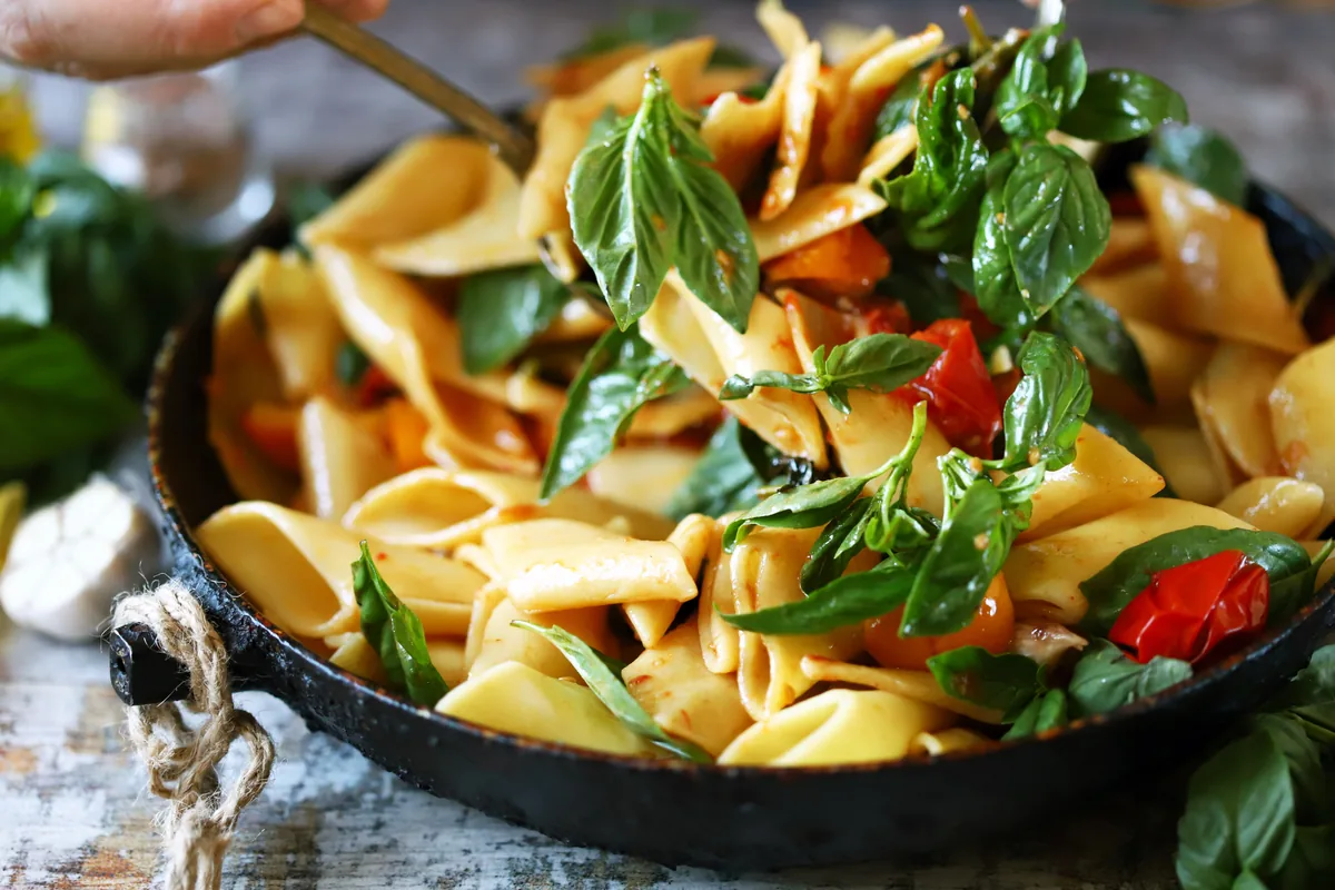 One-Pan-Pasta mit Tomaten und Basilikum