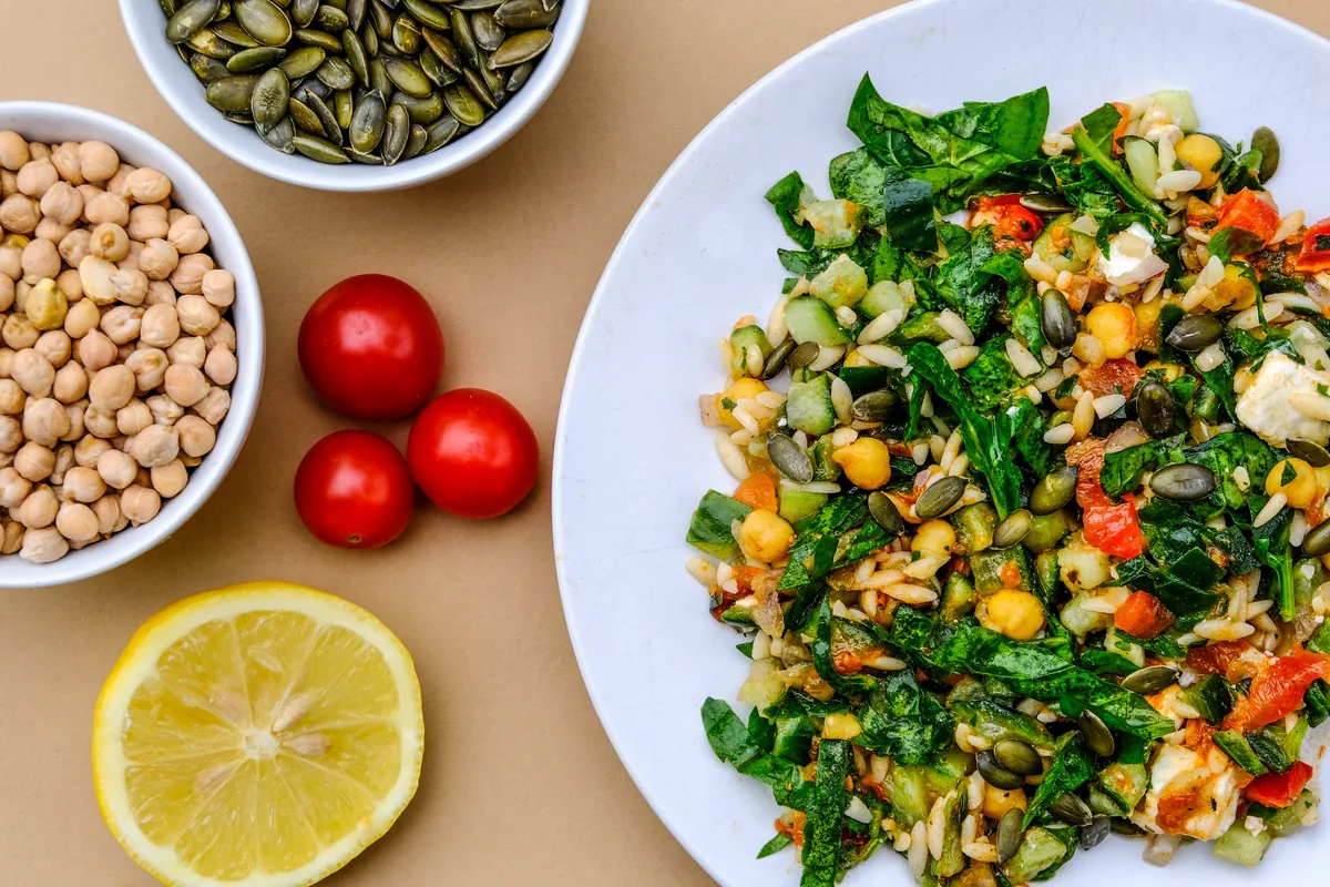 Orzo-Salat mit Feta und Oliven