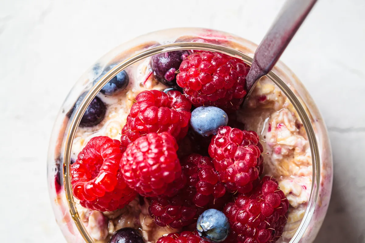 Overnight Oats mit Beeren und Erdnussmus