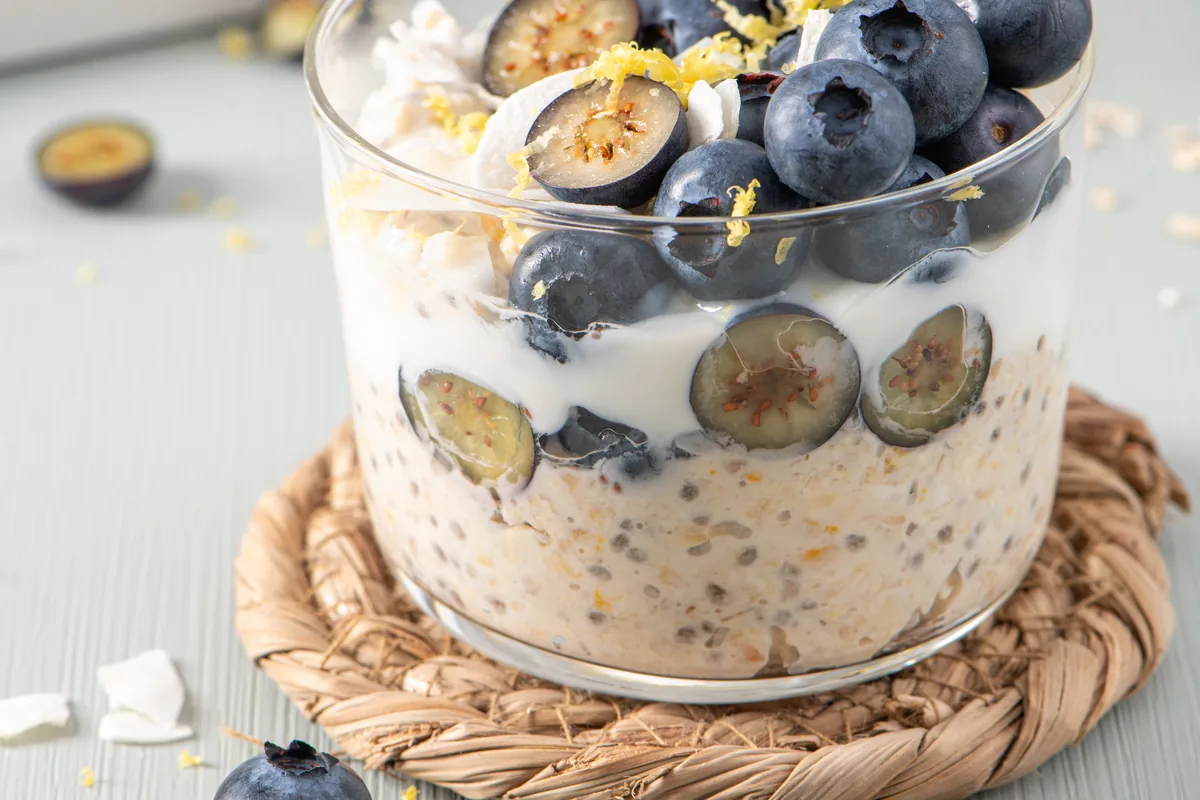 Overnight Oats mit Joghurt und Blaubeeren