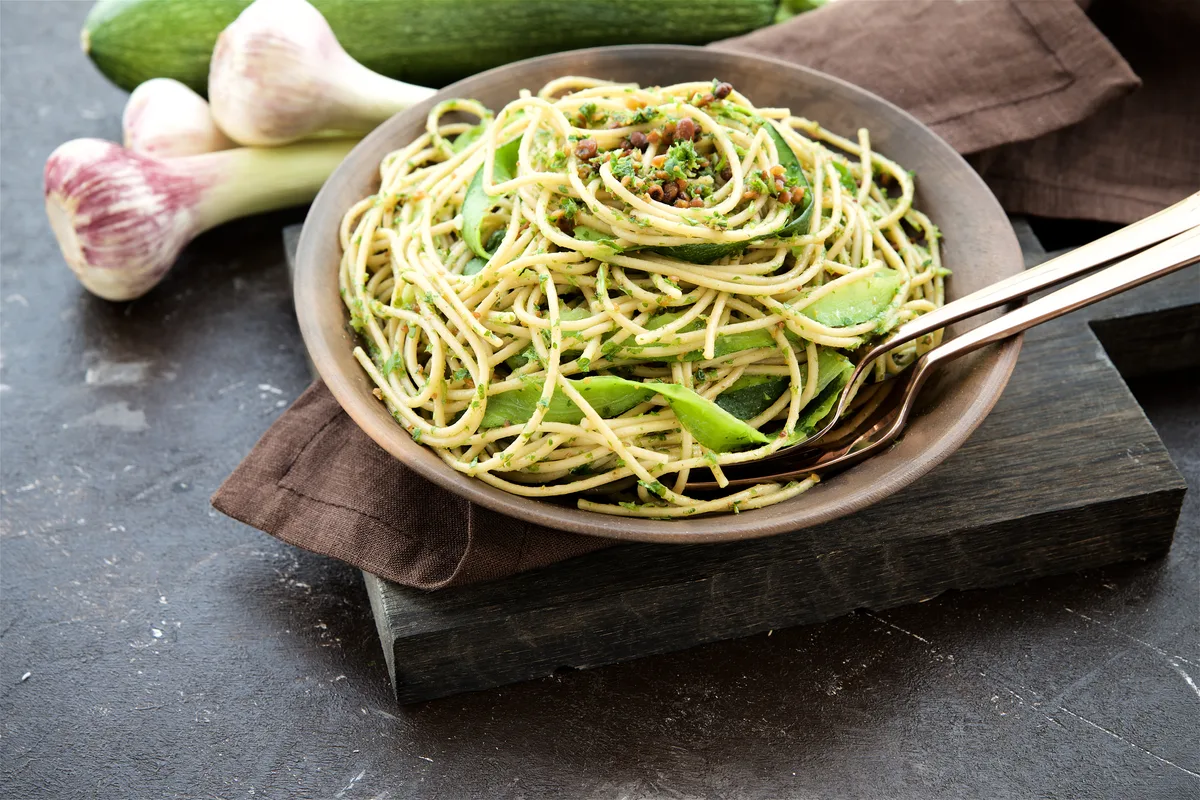 Pasta mit Zucchini und Pesto