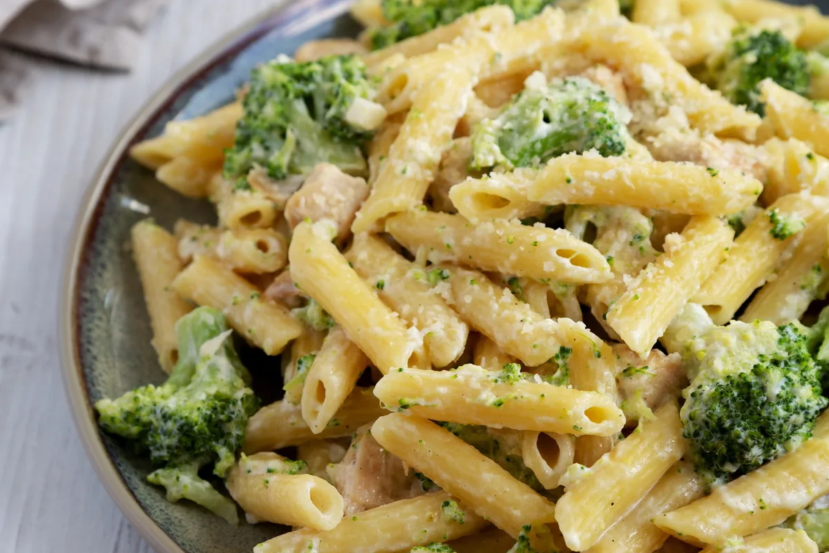 Penne mit Hähnchen und Brokkoli in Sahnesoße