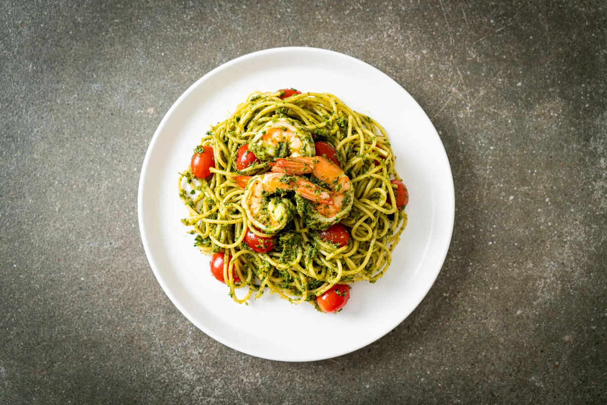 Spaghetti mit Pesto und Garnelen