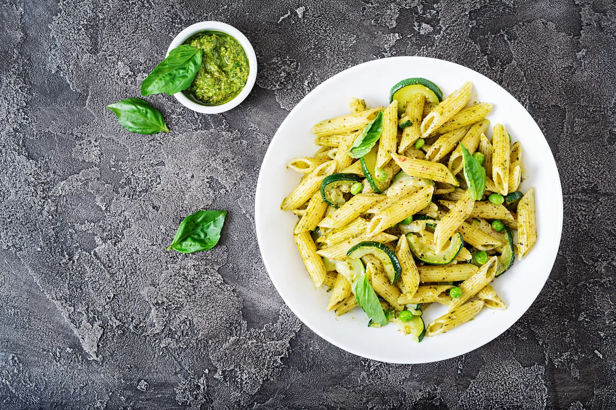 Pesto-Penne mit Zucchini und Erbsen