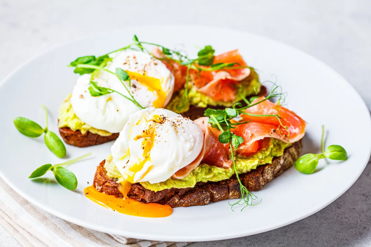 Pochiertes Ei auf Avocado-Toast mit Lachs