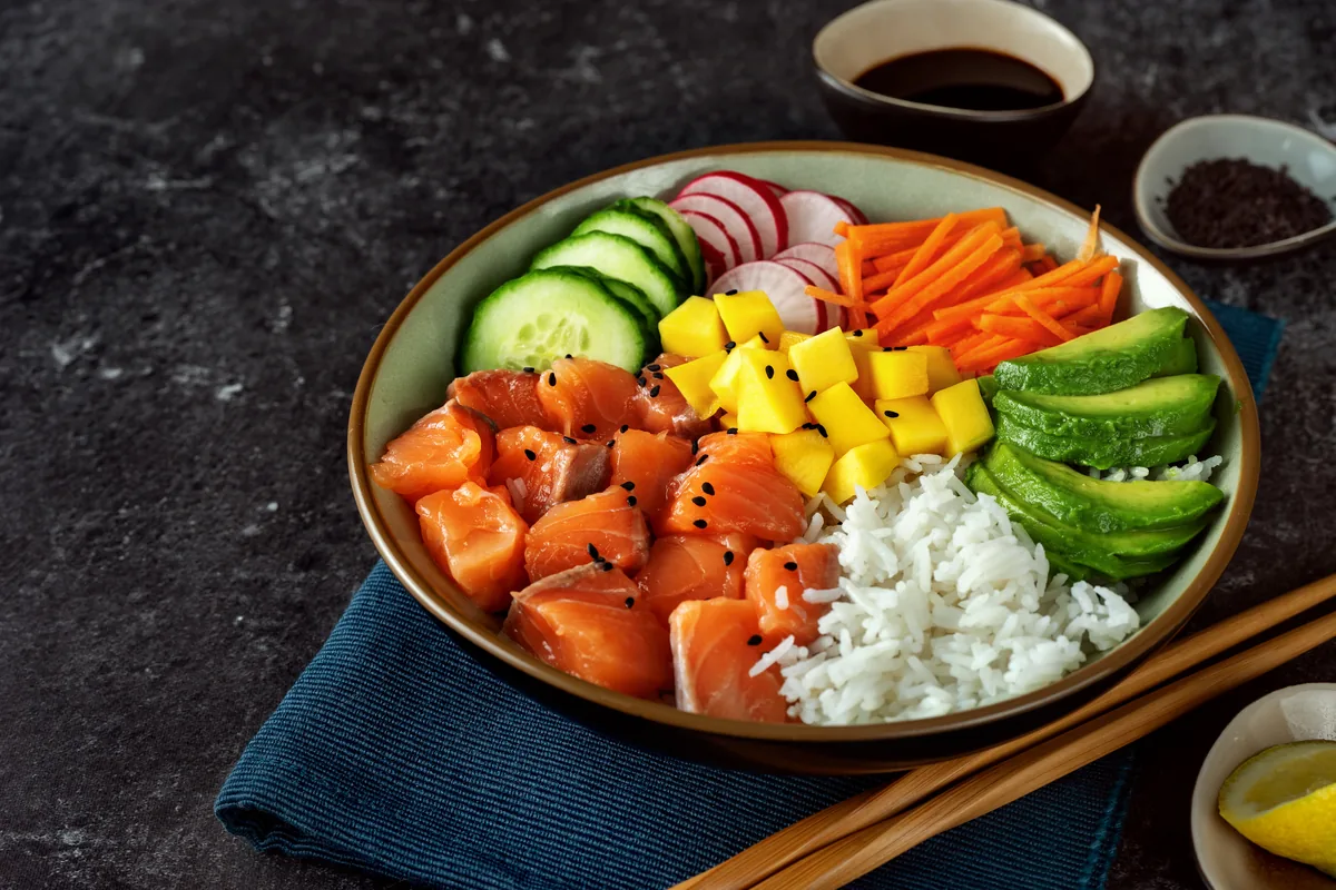 Lachs-Poke-Bowl mit Mango