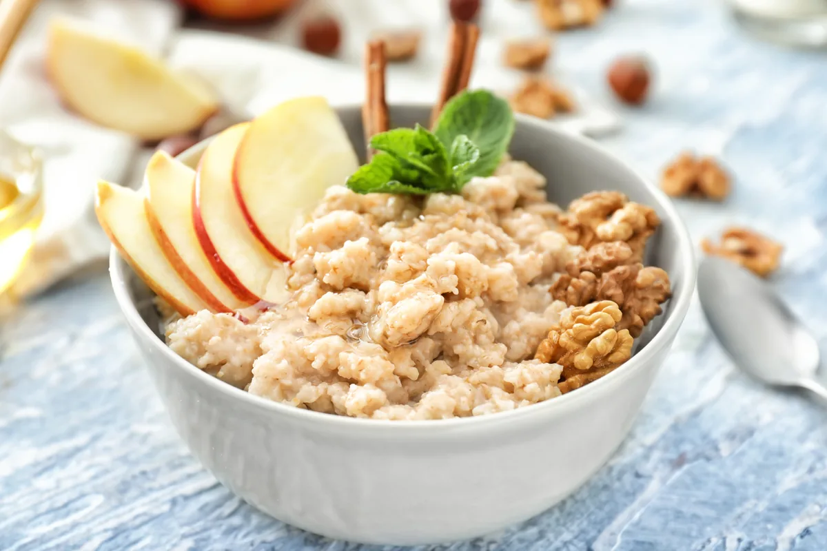 Porridge mit Apfel und Walnüssen