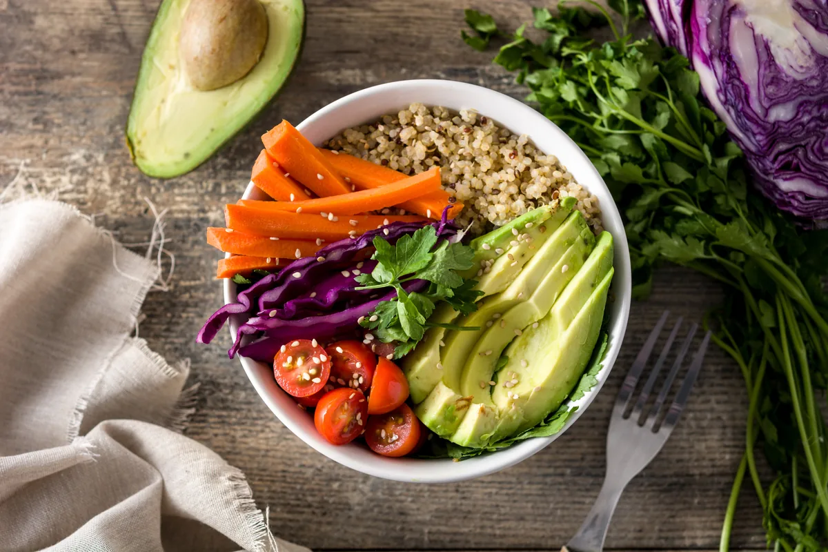 Quinoa-Bowl mit Avocado und Gemüse