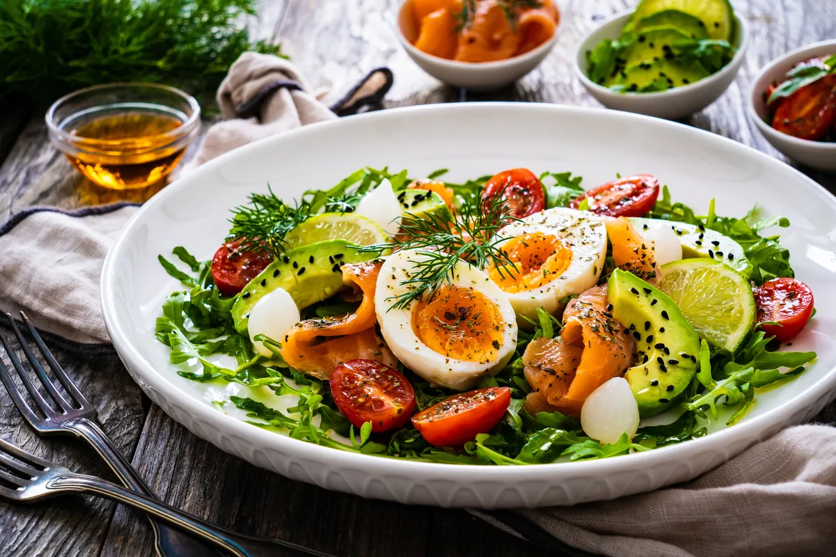 Räucherlachs-Salat mit Ei und Avocado