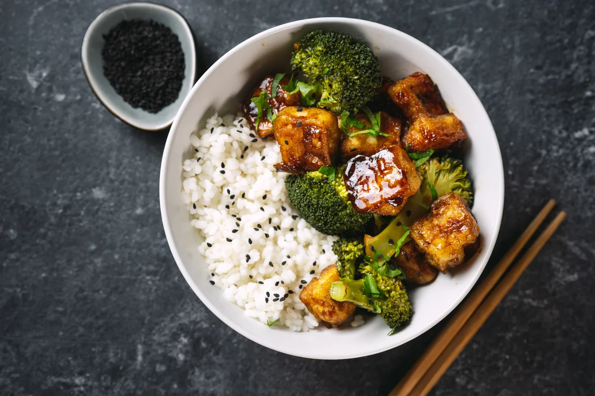 Reis-Bowl mit gebratenem Tofu und Brokkoli