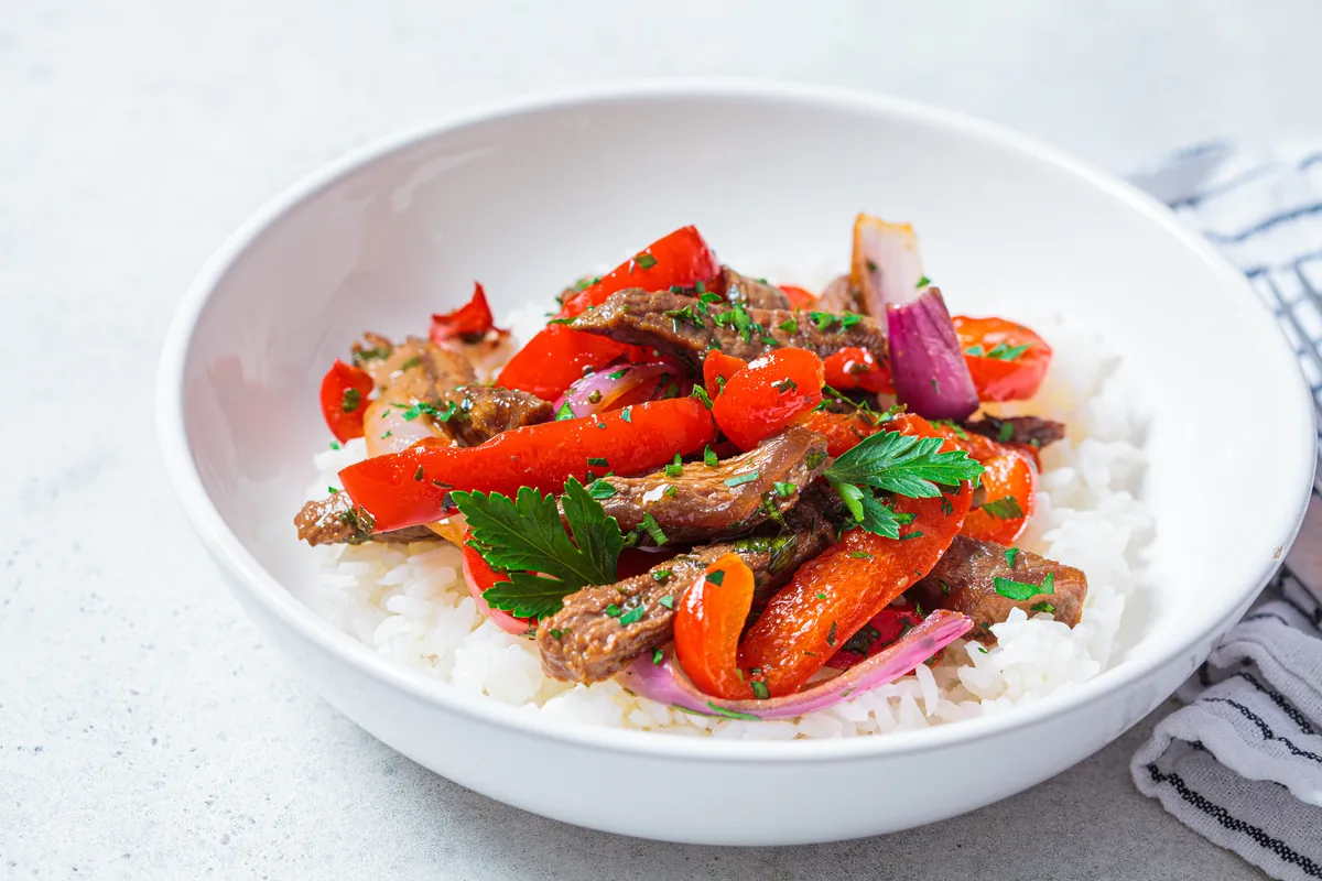Rindfleisch-Pfanne mit Paprika und Reis