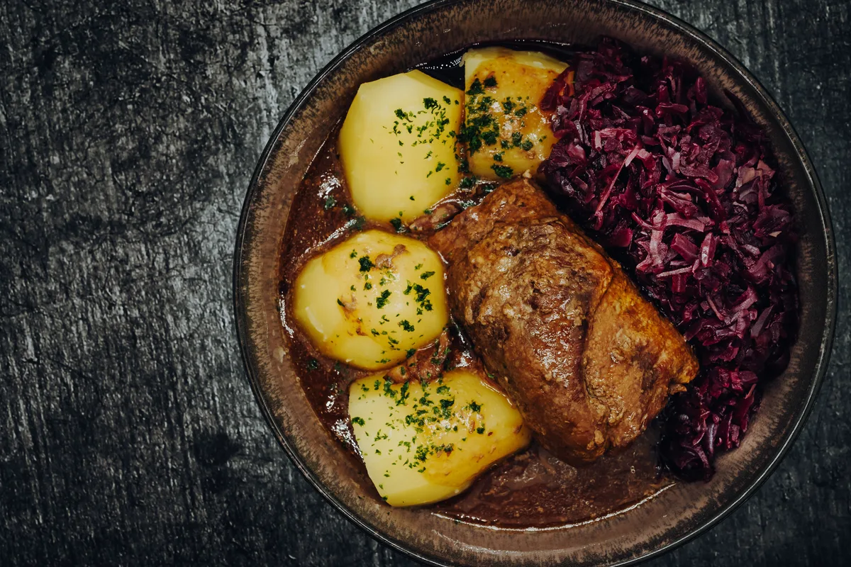 Rinderrouladen mit Rotkohl und Salzkartoffeln
